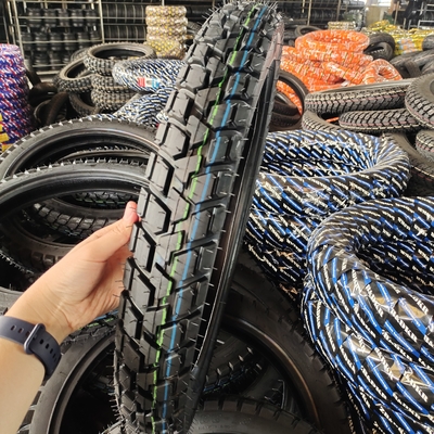 最高評価 275×18 300×18 90/90-18 モーターサイクルのタイヤ 150km/h 速度 6PR/8PR