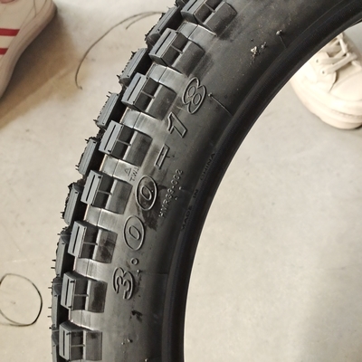 優れた性能と長寿のために深層設計 300-18 ゴムモーターサイクルのタイヤ