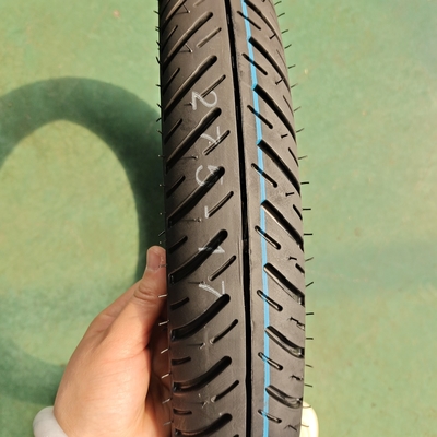 深い デザイン の パターン を 備えた 耐久 性 の チューブ のない モーターサイクルの タイヤ