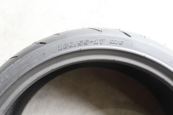 35%~45%ゴム含有量 180/55/17 TL 青島港の利益のためのオートバイ用チューブレスタイヤ