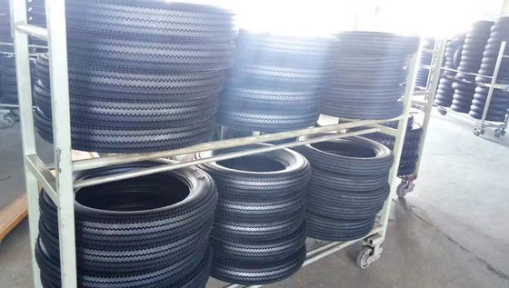 サイクルのタイヤ 4.50x17 450-17 450/17 積載港 青島港