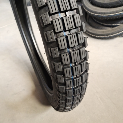 3.00-18 市場用チューブレスモーターサイクルのタイヤ 寿命 20000 KM ゴム含有量 35%-55%
