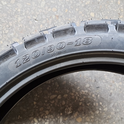 青島港製 120/90-18 モーターサイクルのタイヤ ストレートラインの安定性