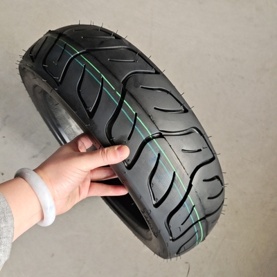 130/70-13 モーターサイクルのタイヤ インドネシアの電気スクータータイヤ 280kpaの空気圧
