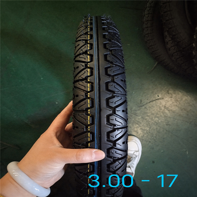 3.00-17 スーパーラン モーターサイクルのタイヤ 深層パターン設計と耐久性タイヤケース