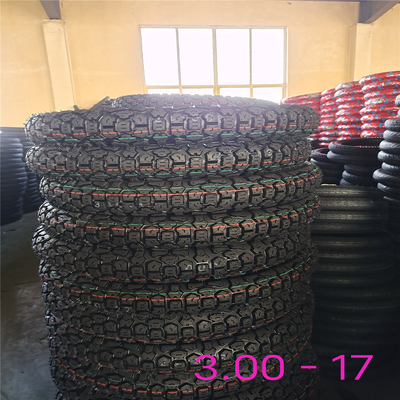 3.00-17 スーパーラン モーターサイクルのタイヤ 深層パターン設計と耐久性タイヤケース
