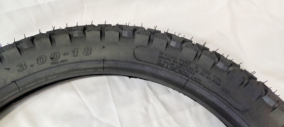タイヤカッシング モーターサイクルのタイヤと内管 225-18 250-18 275-18 300-18 性能