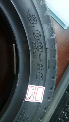 トップ- 3.00-10/30010 6PR/8PR 複合性評価とゴム含有量の30%~55%のモーターサイクルタイヤ