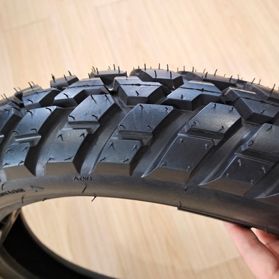 アフリカ市場 モーターサイクルのチューブレスタイヤ 100/90-17 と 5000 pcs 毎日生産