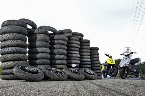 ゴムモーターサイクルのタイヤキャッシング サイズ 300 18 生産能力 5000 pcs / 日