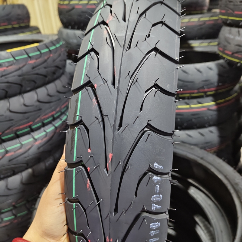 修理 や 交換 必要 の モーターサイクルの タイヤ 110/70-17