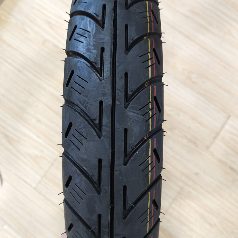 90/90-18 モーターサイクルのタイヤと内管 OEM 高耐久性で受け入れられる