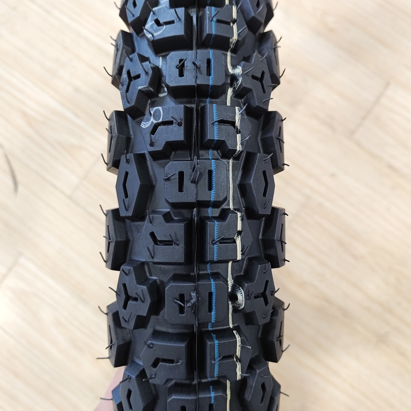 原材料 自然 ゴム 鋼 ナイロン TT/TL モーターサイクルのタイヤ 4.10-18
