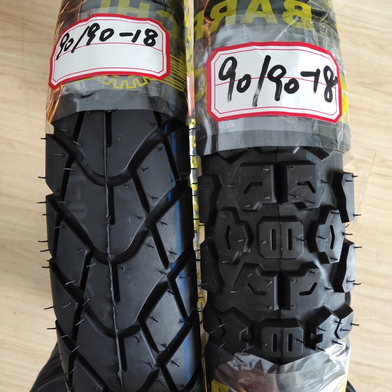 受け入れられるOEM 90/90-18 バイアス構造とスーパーファクターのタイヤ