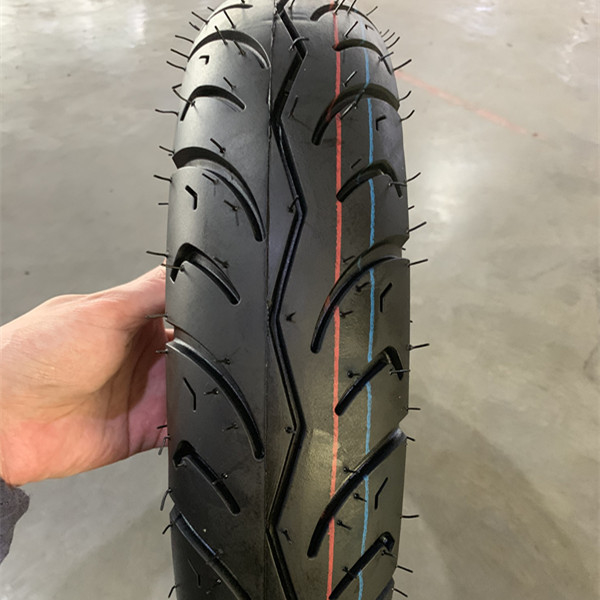 20000 KM ワークライフ モーターサイクルのタイヤ 100 90 10 デザインと耐久性のある材料