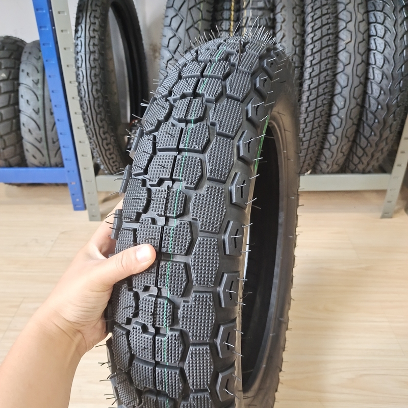 耐磨モーターサイクルのタイヤ 130/90-15 自然ゴム鋼ナイロン原材料