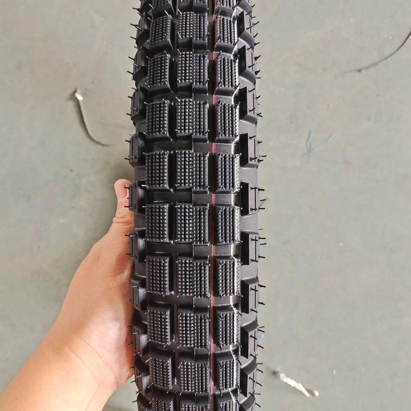 直接販売 3.00-18 モーターサイクルのタイヤ 35%-55%ゴム含有量と黒色