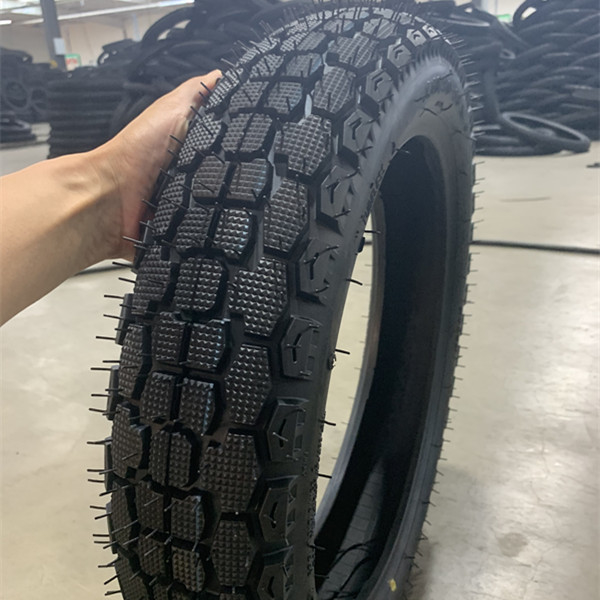直接供給 110/90-16 モーターサイクルのタイヤ 20000 KM の使用寿命