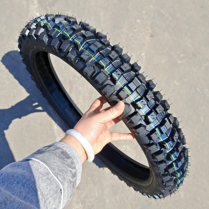 35%-55%ゴム含有 長寿命 3.00-17 バイクタイヤ 最高性能のためのモトクロス