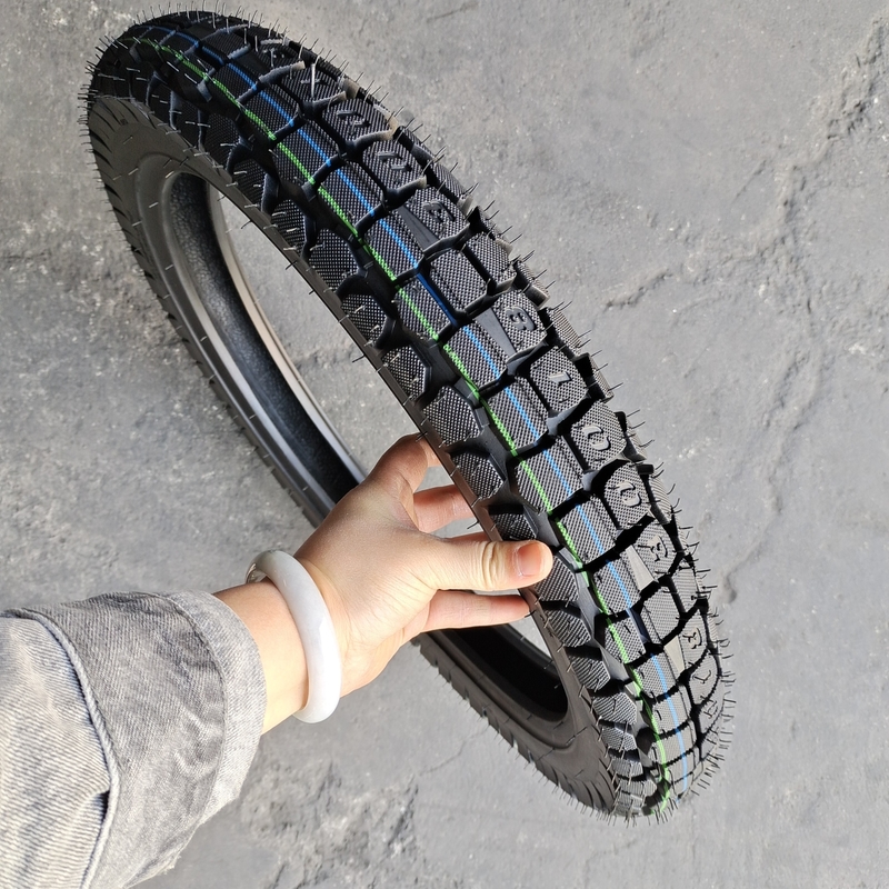 3.00-18 天然ゴムモーターサイクルのタイヤ 青島積載港