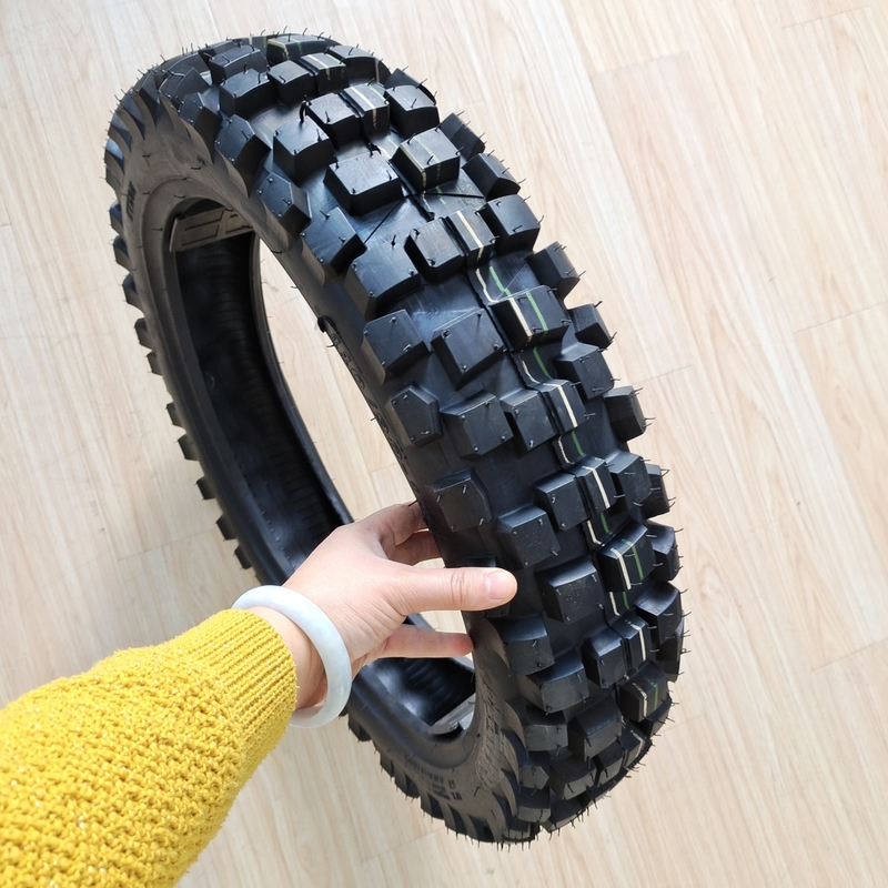 原材料 モーターサイクルのタイヤ 110/90-18 パフォーマンスのためのチューブレスタイヤ