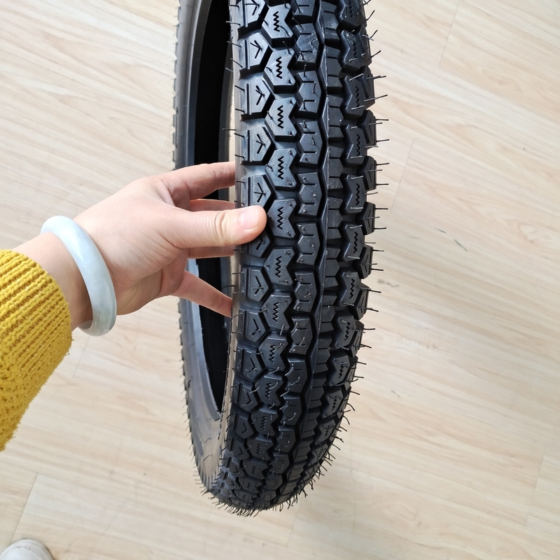 3.25-18 モーターサイクルのタイヤ 黒のチューブレスから原材料自然ゴム鋼ナイロン