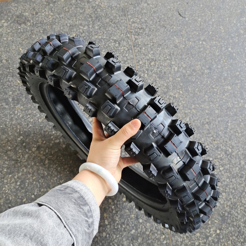 ブラック色と6PR/8PR プライスレーティングの 110/100-18 モーターサイクルのタイヤを売る