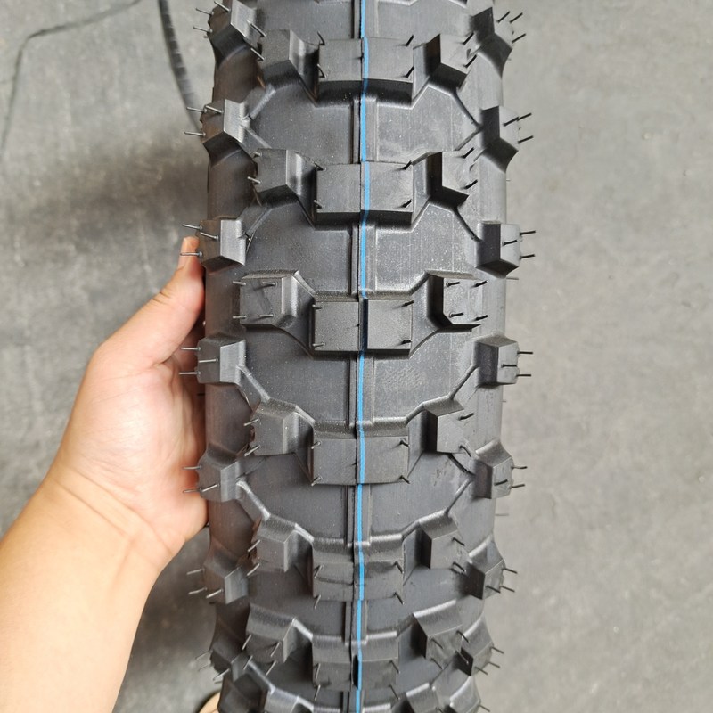 モーターサイクルのタイヤ 120/80-18 35%-55%のゴム含有量を持つチューブレスタイヤとOEMは受け入れられます