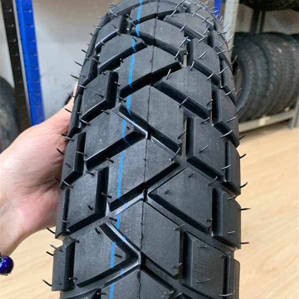 チンダオ港 モーターサイクルのタイヤ 18本,生産能力は1日5000個