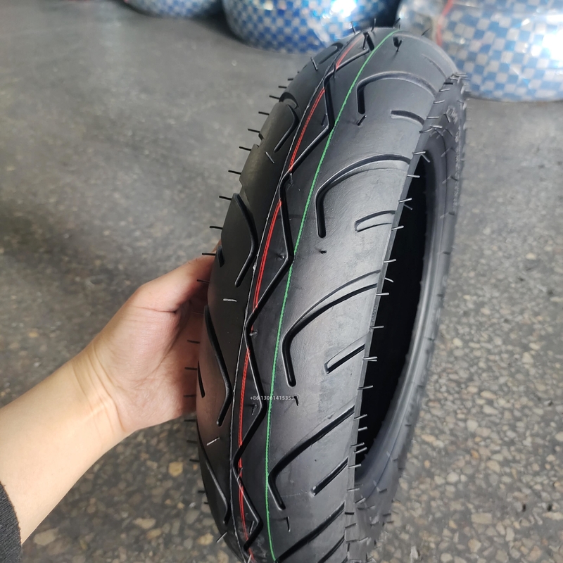 35%~45%ゴム含有量 耐久性のあるモーターサイクルのチューブレスタイヤ 3.50~10 350 10
