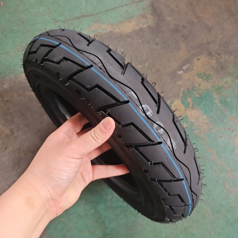 チューブレスモーターサイクルのタイヤ 3.50-10 3.00-10 自然ゴム鋼ナイロン原材料