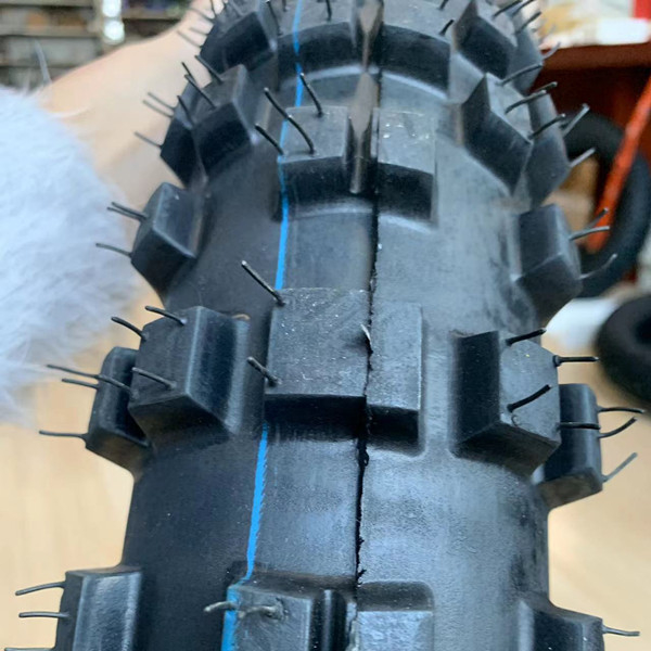 禁断 モーター 80/100 21 青島港でゴム含有量35%~55%のオートバイタイヤ