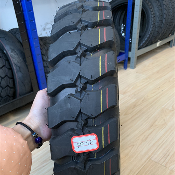 トルコで深層パターンデザインのモーターサイクルのタイヤ