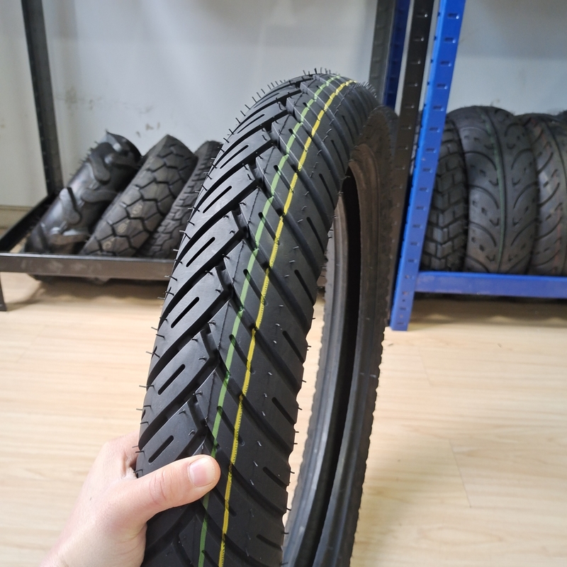 35%~55%ゴム含有量 90/90-18 自然用モーターサイクルのタイヤ ゴム鋼ナイロン原材料