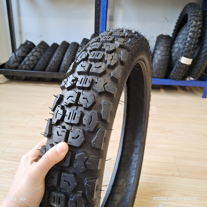 90/90-18 TT モーターサイクルのタイヤ MT026 35%~55%の天然ゴムを含む