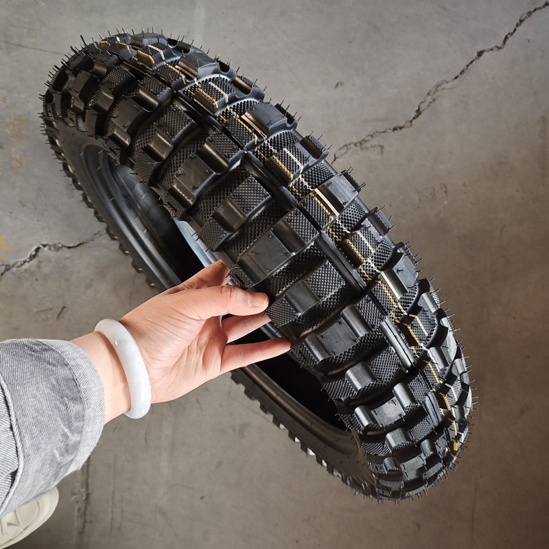 黒色 4.60-17 自然ゴム素材とチューブレスデザインのオートバイタイヤ