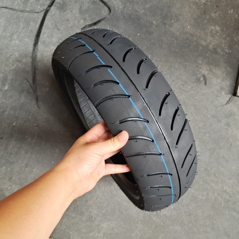 原材料 自然ゴム 鋼 ナイロン 130/60-13 8層 レート モーターサイクルのタイヤ