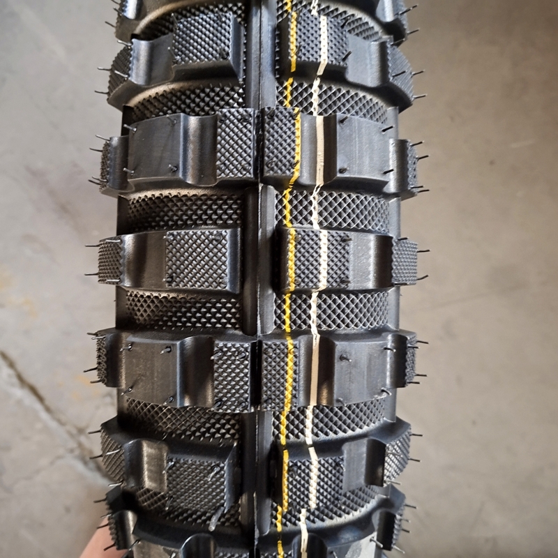 150/70/17 の モーターサイクルのタイヤと耐久性のあるタイヤカッシングで 最高の性能を得る