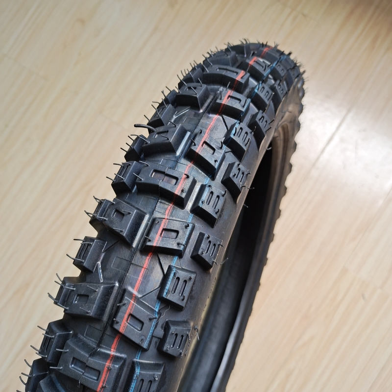パンサー モーターサイクルのタイヤ3.00-17 青島港の積載と20000 KMの使用寿命