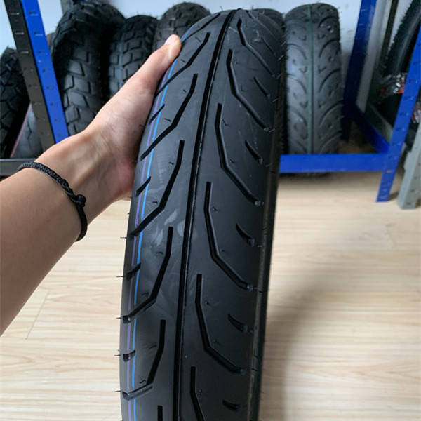 青ダオ港で積載 90/90/17 4輪用のチューブレスタイヤ バイクタイヤケース