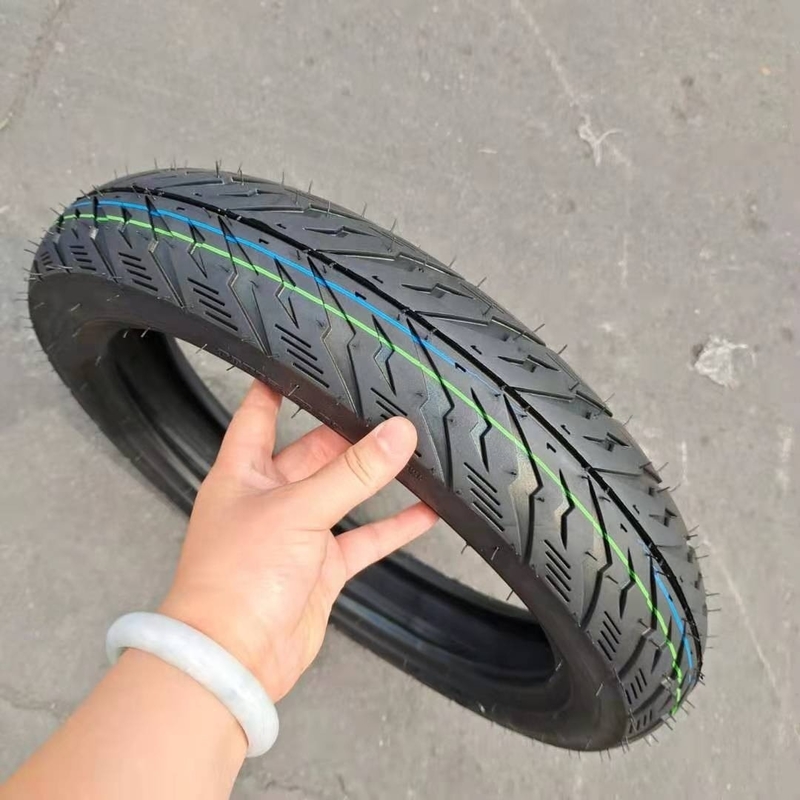35%~55%ゴム含有量 長寿命のモーターサイクルのチューブレスタイヤ 100/80-14 90/80-14