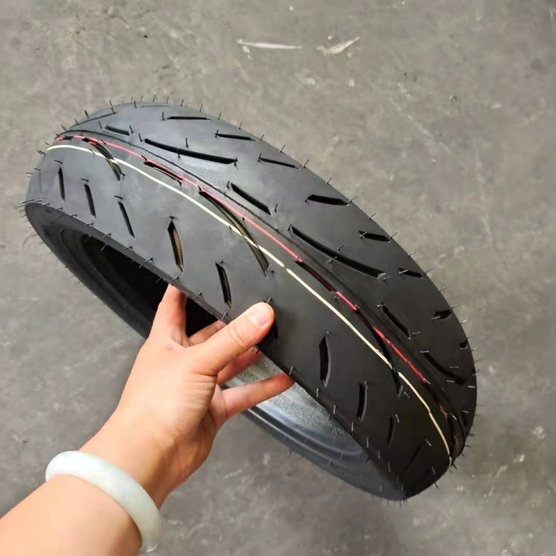 モーターサイクルのタイヤ 110/80-14 ディープデザイン 生産は1日5000個
