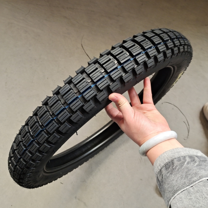 優れた性能と長寿のために深層設計 300-18 ゴムモーターサイクルのタイヤ