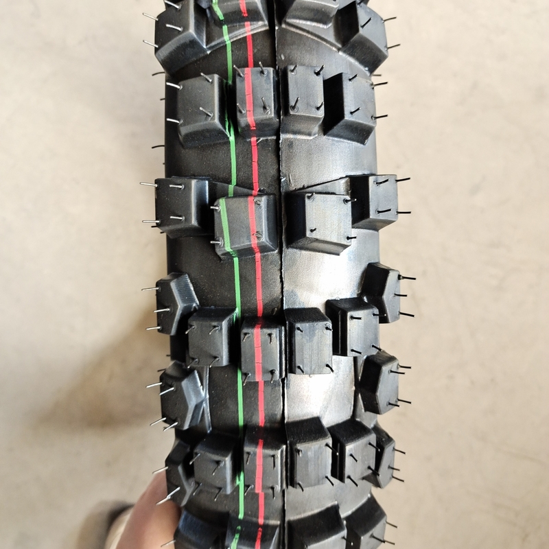 青島港 積載 CCC 認証 410-18 天然ゴム オフロード モーターサイクルのタイヤ