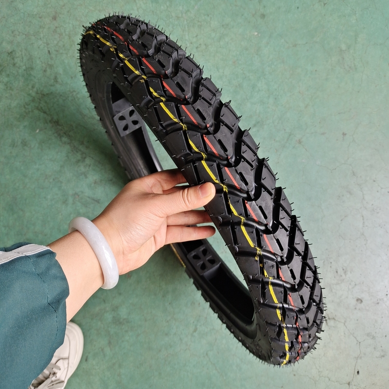 モーターサイクルのタイヤ2.75-17 チューブレスA級1日5000個 ディープデザインで生産