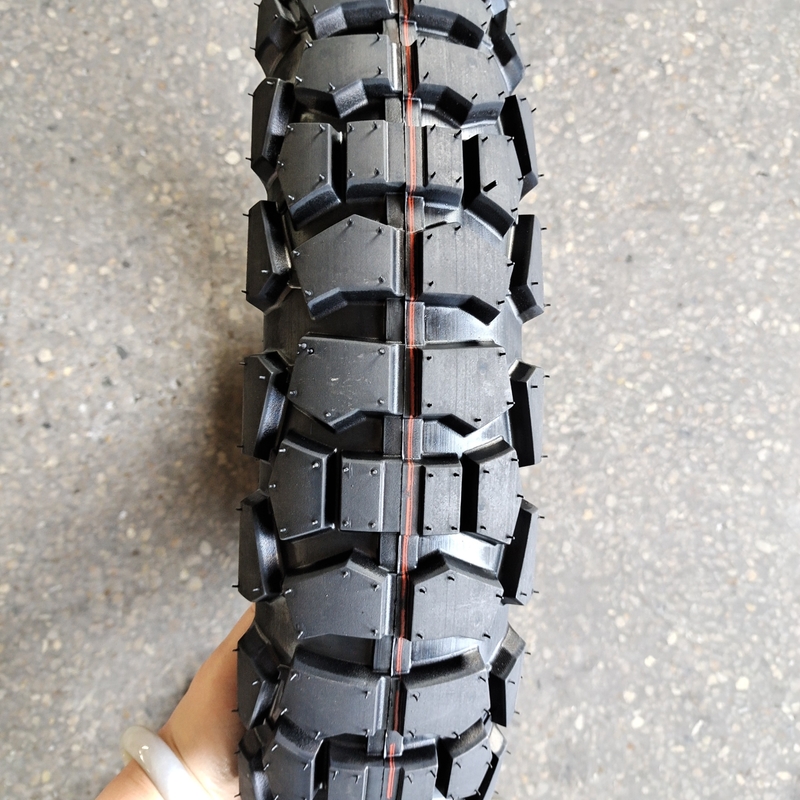 青島港製 120/90-18 モーターサイクルのタイヤ ストレートラインの安定性