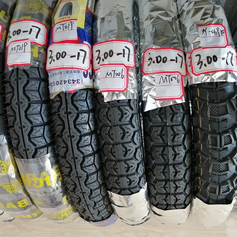 3.00-17 バイクのタイヤ 20000 KM の使用寿命と5000 pcs / 日生産能力