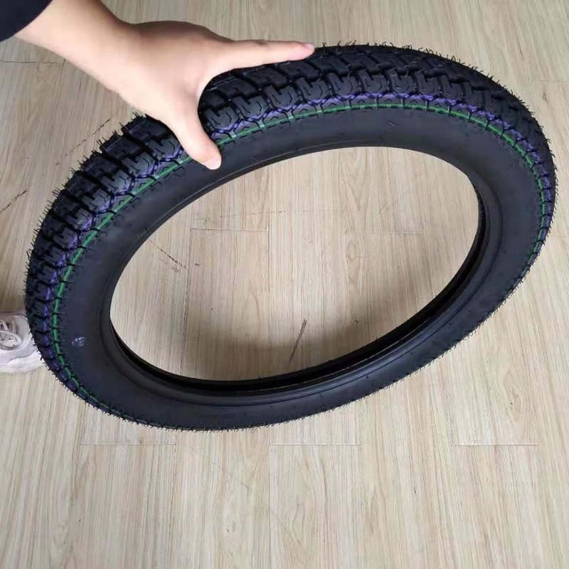 パフォーマンスモーターサイクルのタイヤ 300 18 ディープデザインで生産能力 5000 pcs / 日