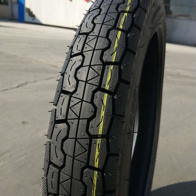 3.00-17 20000 KM の寿命と5000 pcs / 日生産能力を持つオートバイタイヤ
