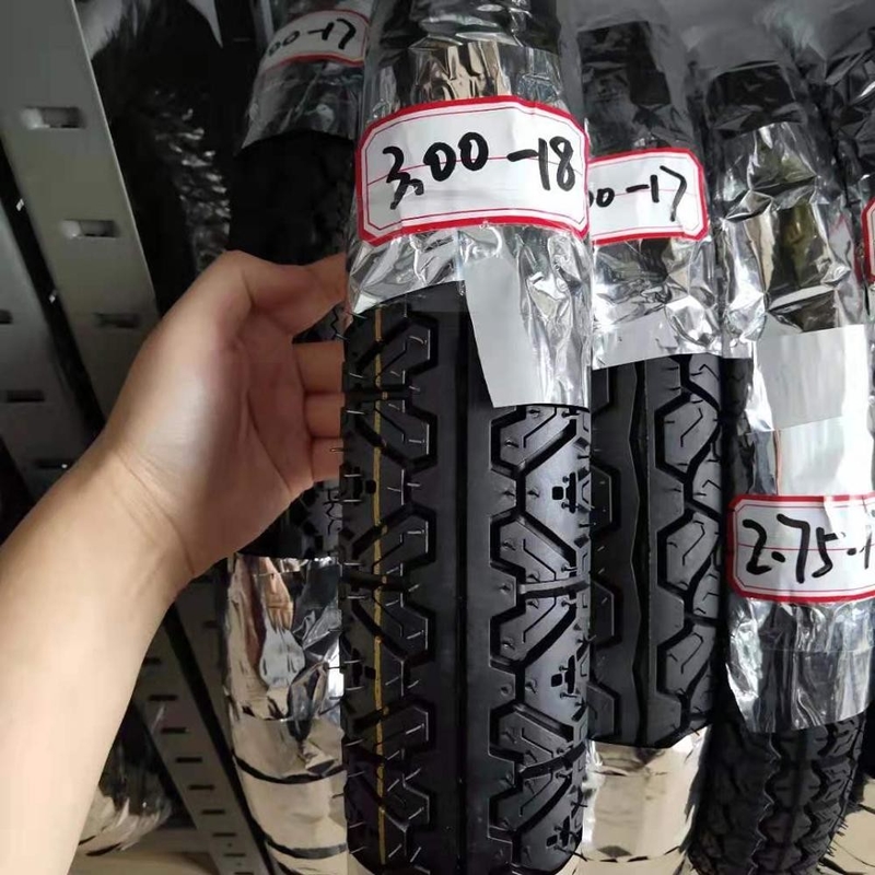 ディープデザイン 18インチバイクタイヤ 青島港で荷乗